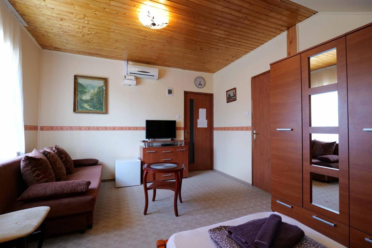 Nyilas Fogado Hotel Mestecǎneşti Exterior foto