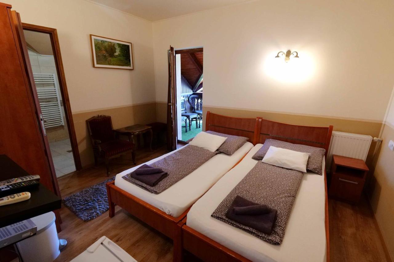 Nyilas Fogado Hotel Mestecǎneşti Exterior foto
