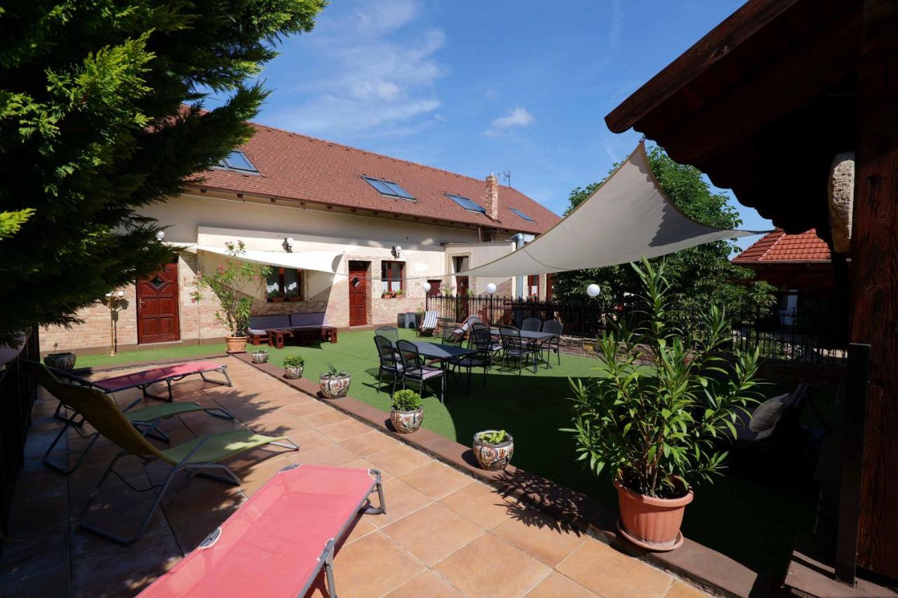 Nyilas Fogado Hotel Mestecǎneşti Exterior foto