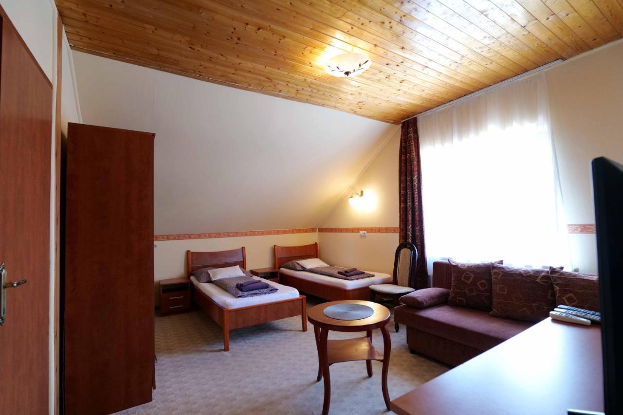 Nyilas Fogado Hotel Mestecǎneşti Exterior foto