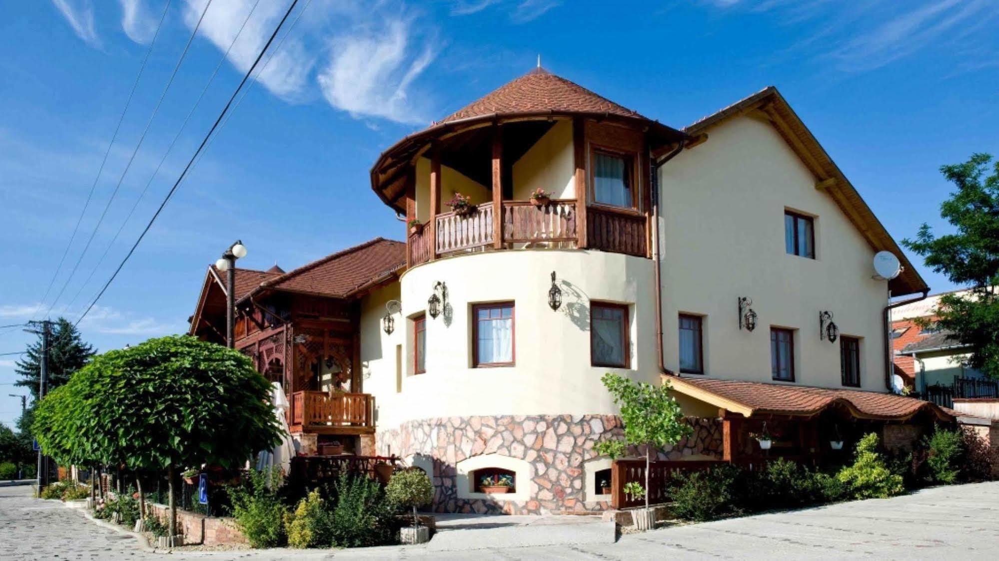 Nyilas Fogado Hotel Mestecǎneşti Exterior foto