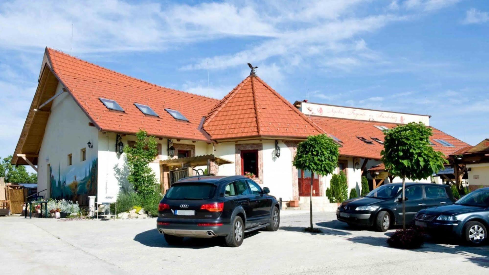 Nyilas Fogado Hotel Mestecǎneşti Exterior foto